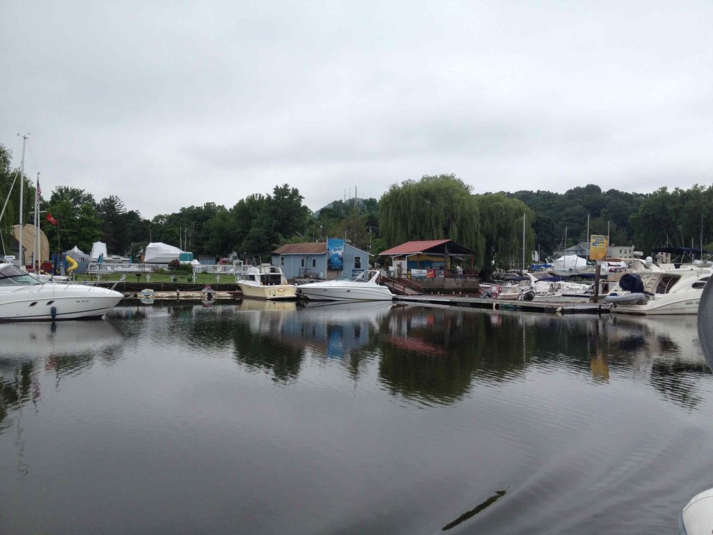 04-Rondout-Yacht-Basin-Looking-At-Office-And-Fuel-Dock