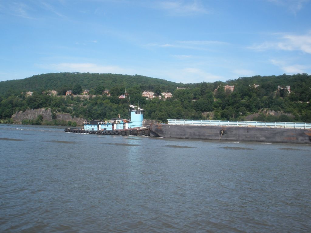 11-Tow-On-Hudson-River-On-Sunday-Moving-North