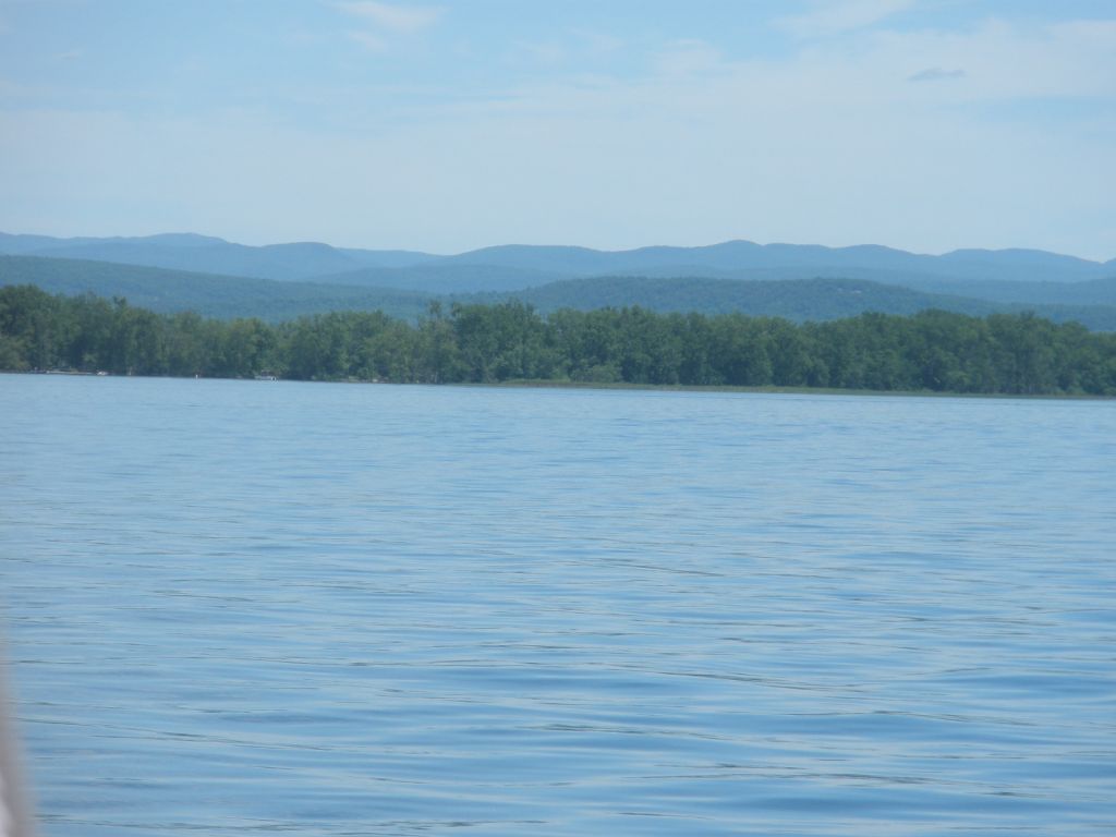 20-Green-Mountains-On-Eastern-Shore-Of-Lake-Champlain-In-Vermont